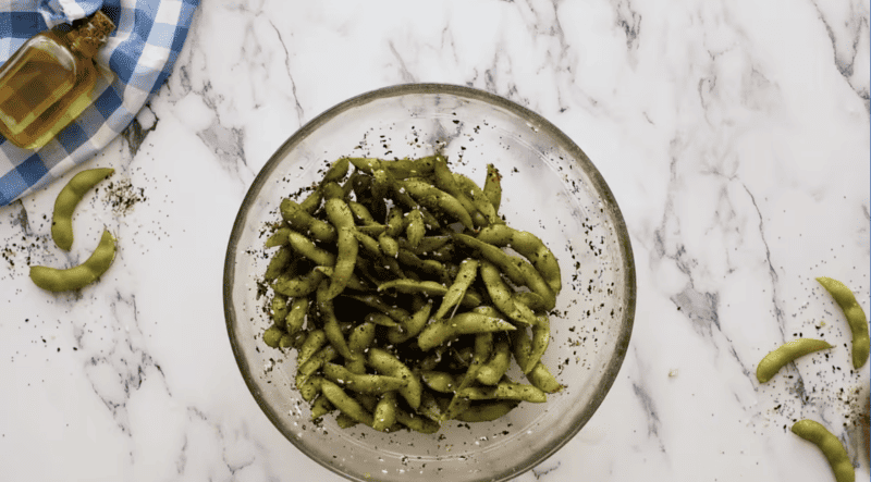 everything bagel seasoned edamame in a glass bowl.