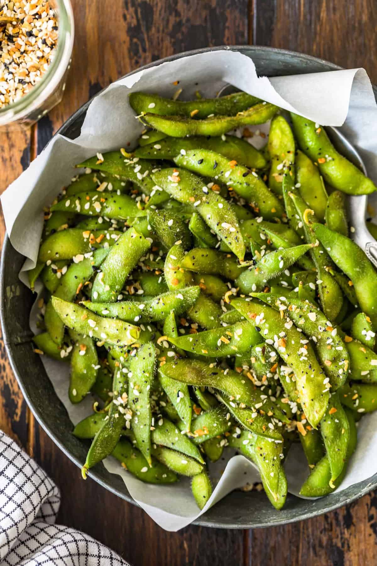 A top view of the edamame showing the detail of the everything bagel seasoning