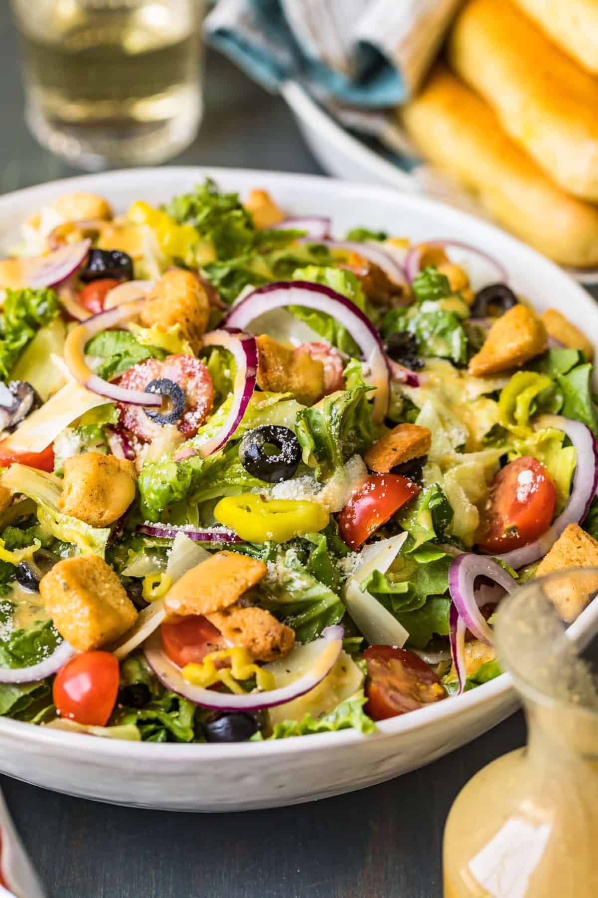 https://www.thecookierookie.com/wp-content/uploads/2019/09/olive-garden-salad-with-copycat-dressing-1-of-8.jpg