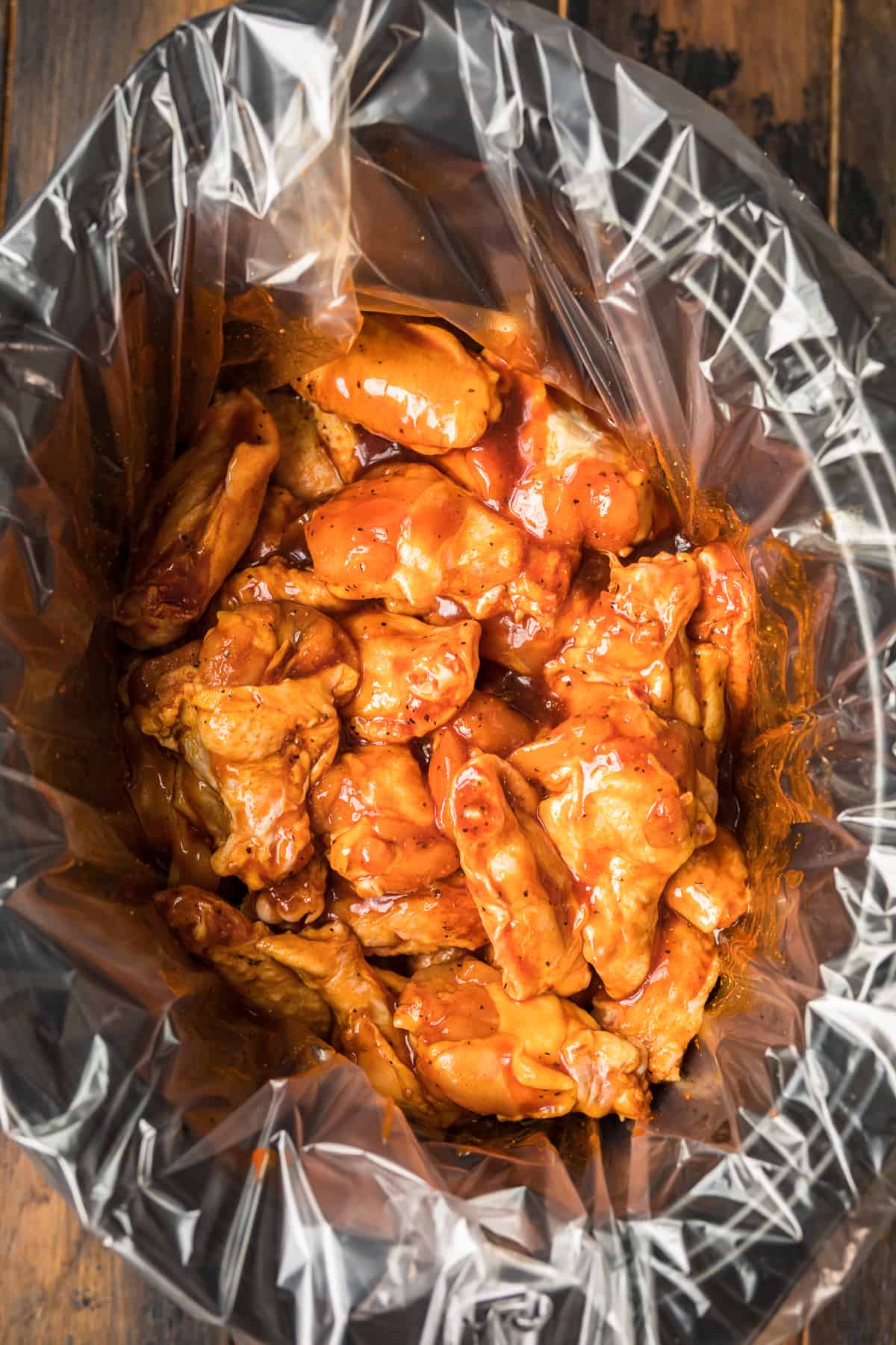 bovenaanzicht van crock pot met liner en kip