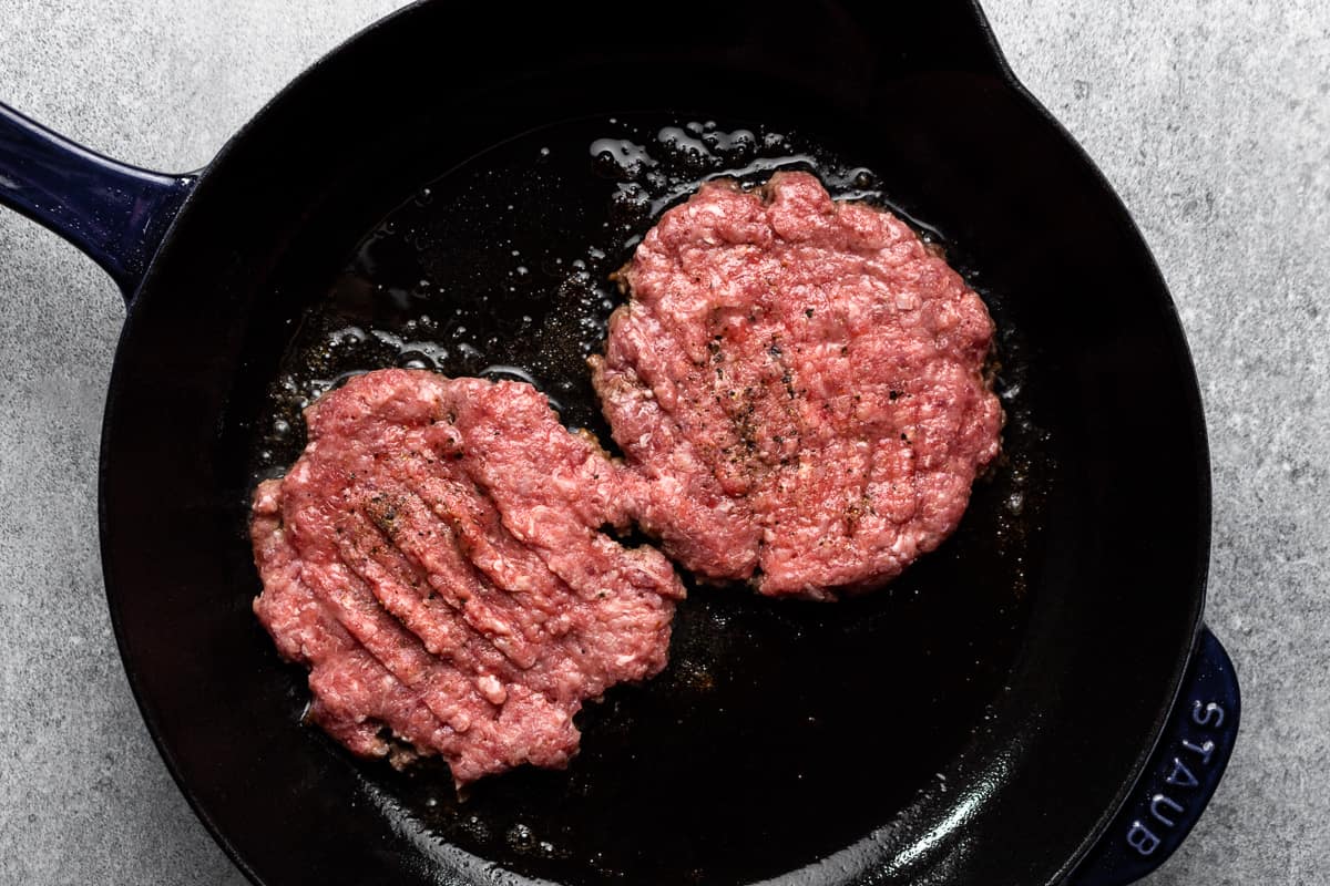 https://www.thecookierookie.com/wp-content/uploads/2020/01/how-to-smash-burgers-recipe-3.jpg