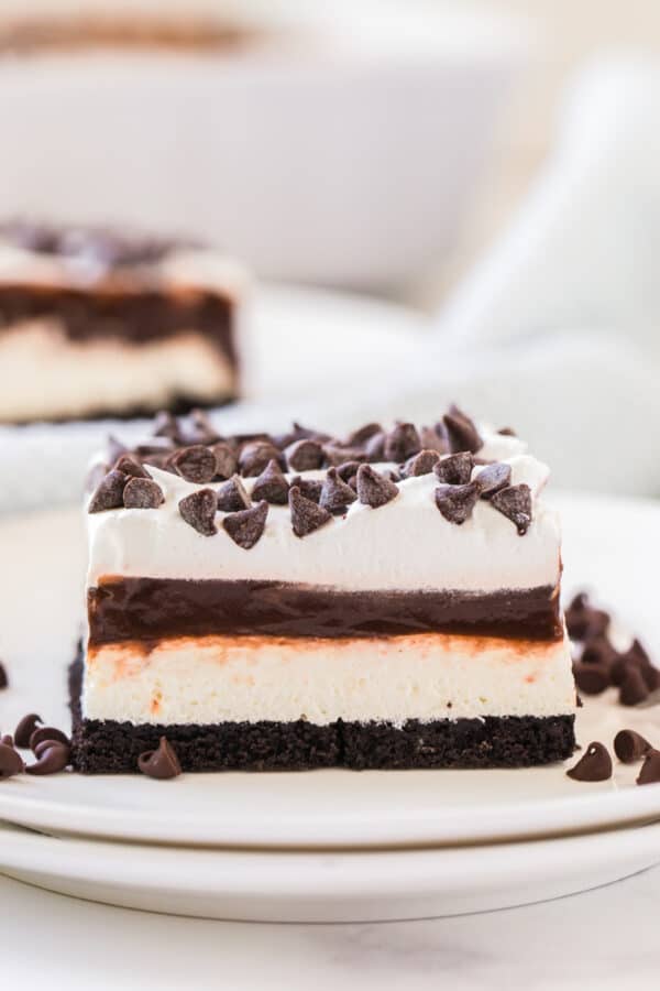 La lasagne au chocolat sur une assiette montrant les couches de dessert