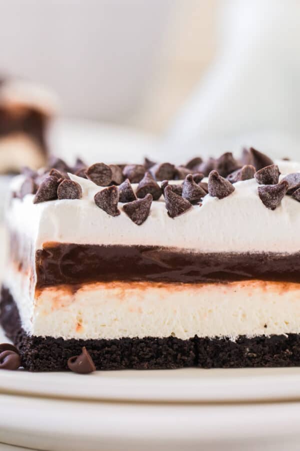 La lasagne au chocolat sur une assiette montrant les couches de dessert