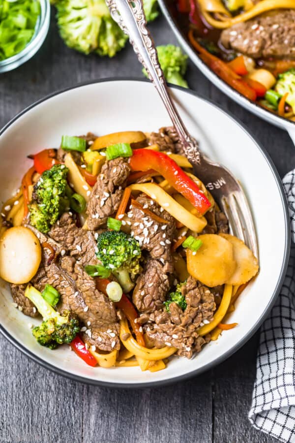 beef lo mein in white bowl