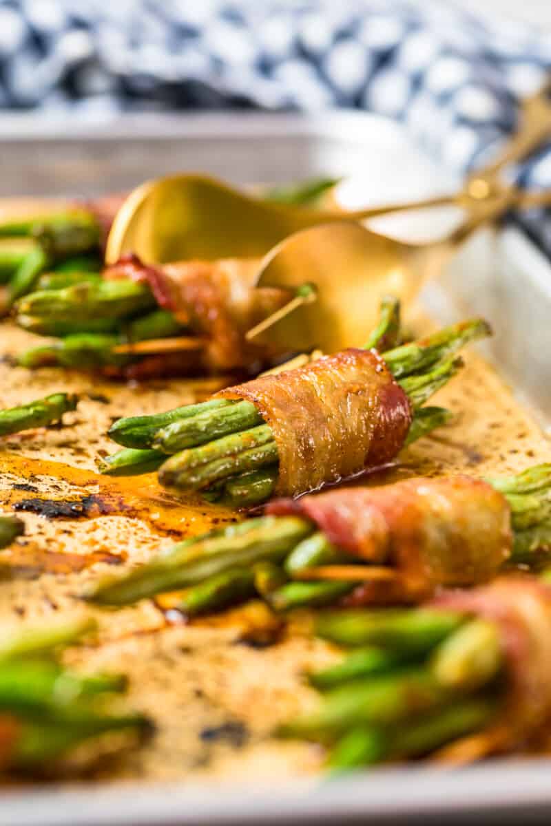 green beans wrapped in bacon on baking sheet