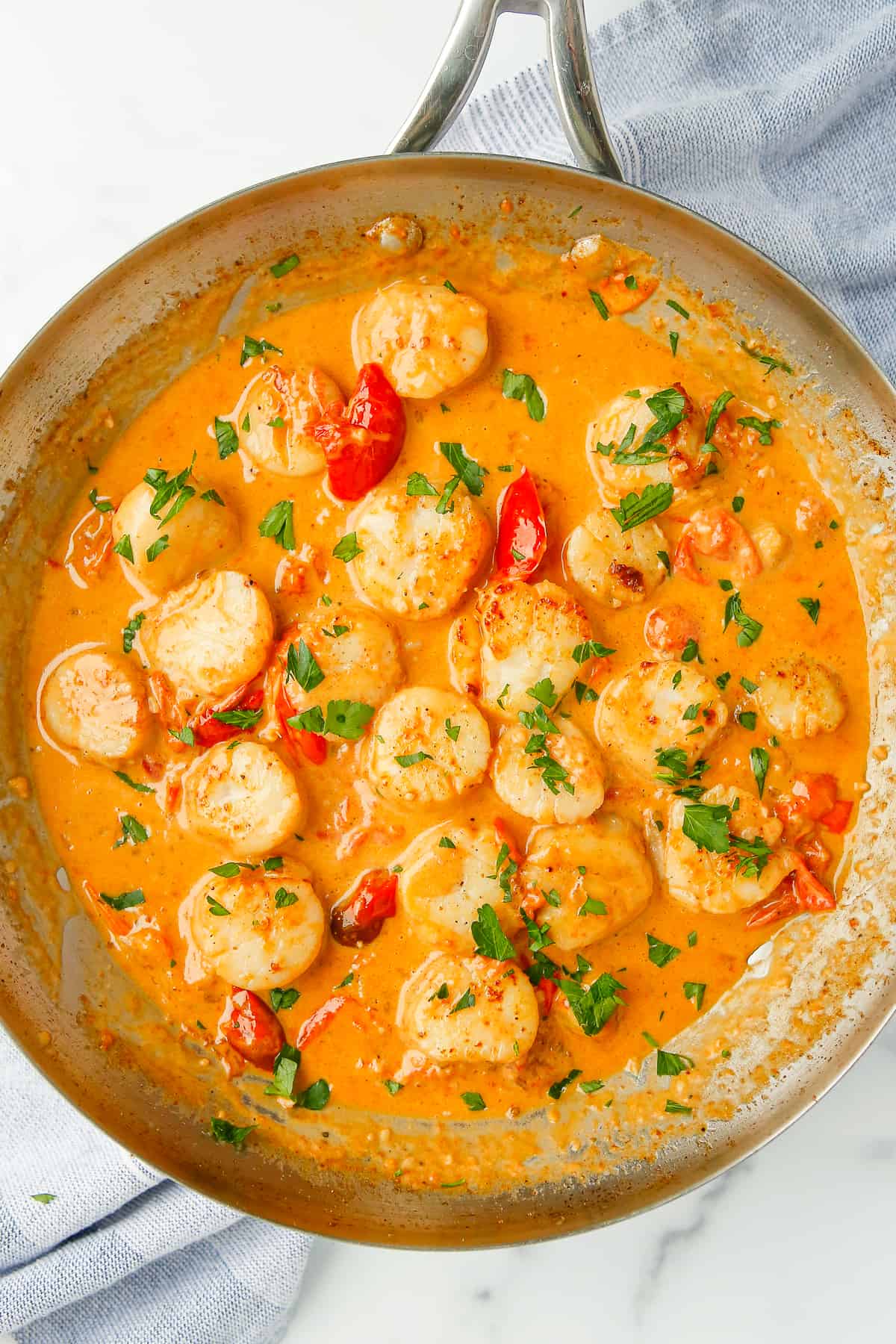 creamy garlic scallops in skillet