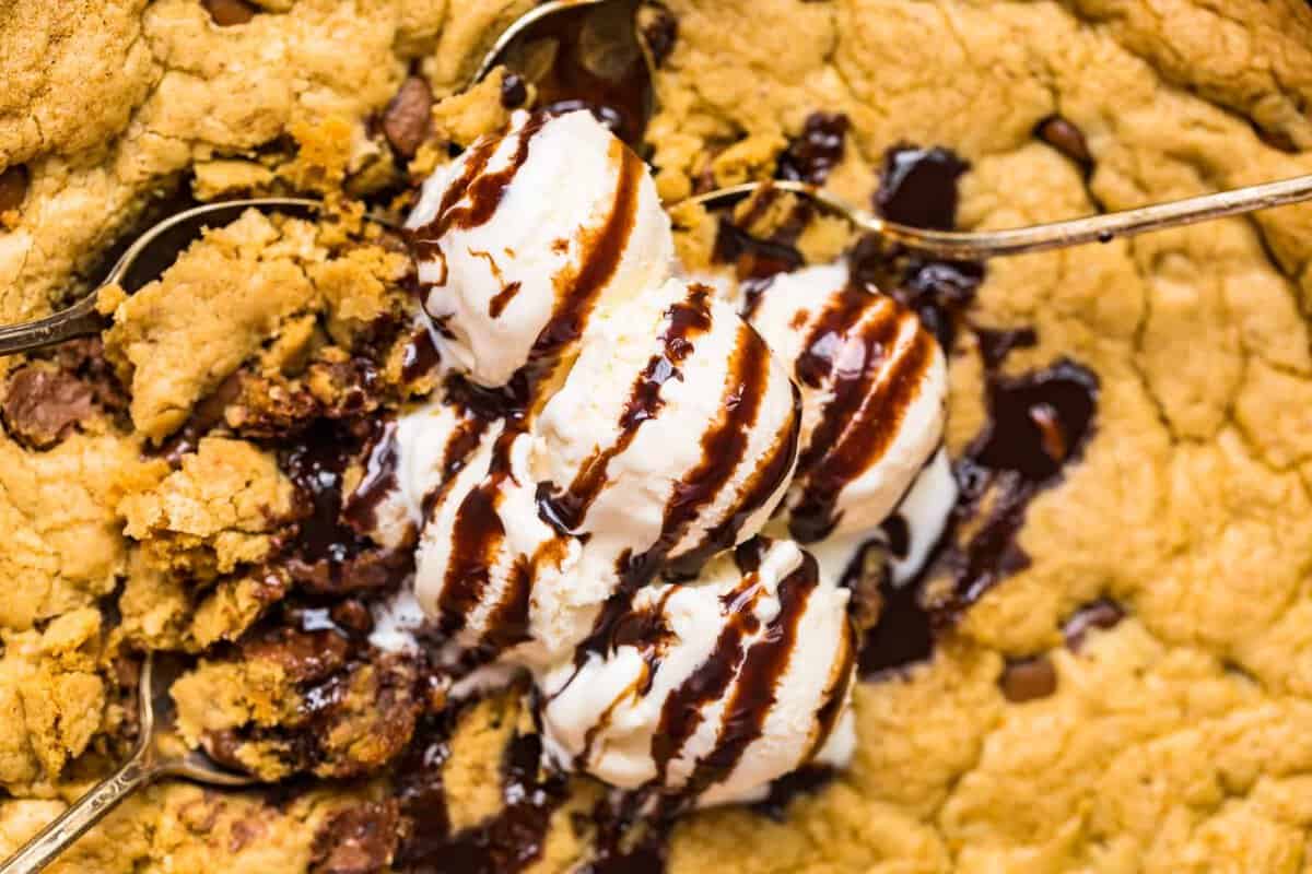 skillet chocolate chip cookie