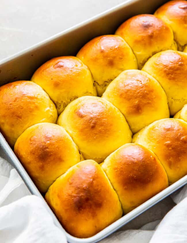 up close hawaiian rolls in pan