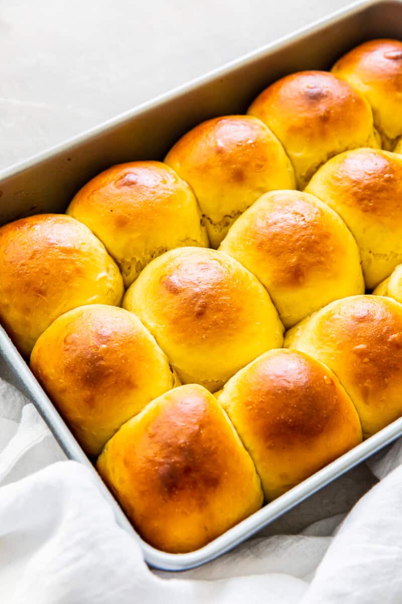 up close hawaiian rolls in pan