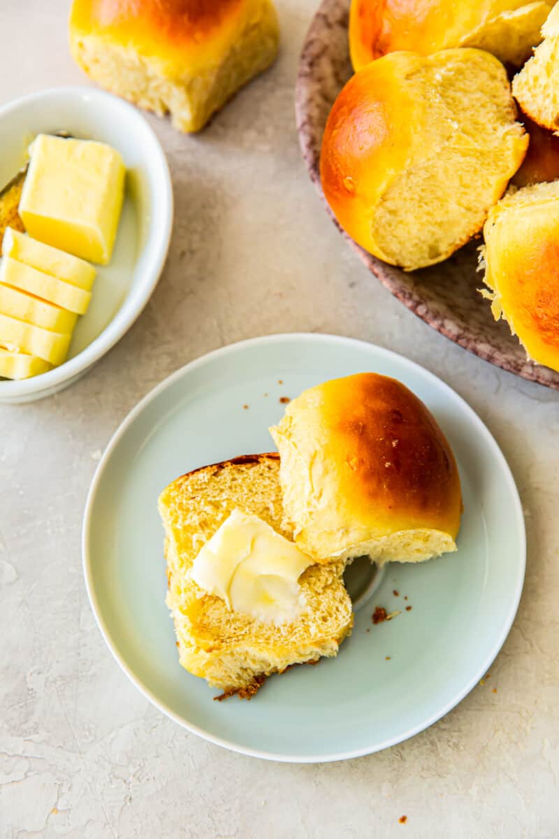 sliced hawaiian roll with butter