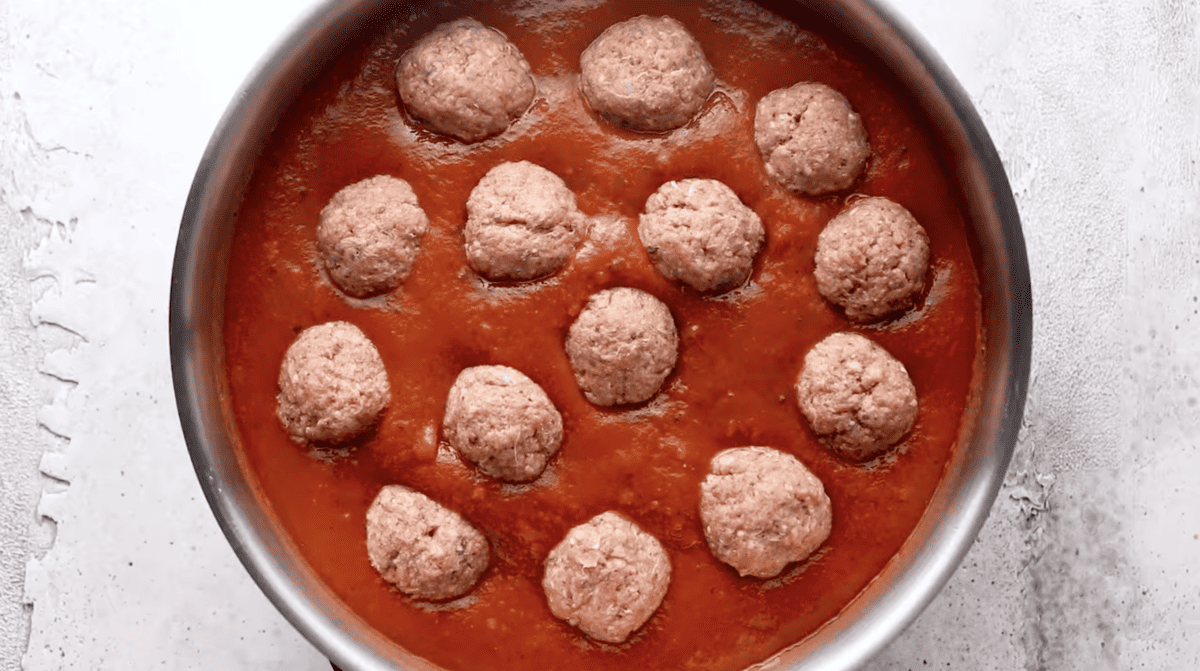 Learn how to make homemade meatballs in tomato sauce in a pan.