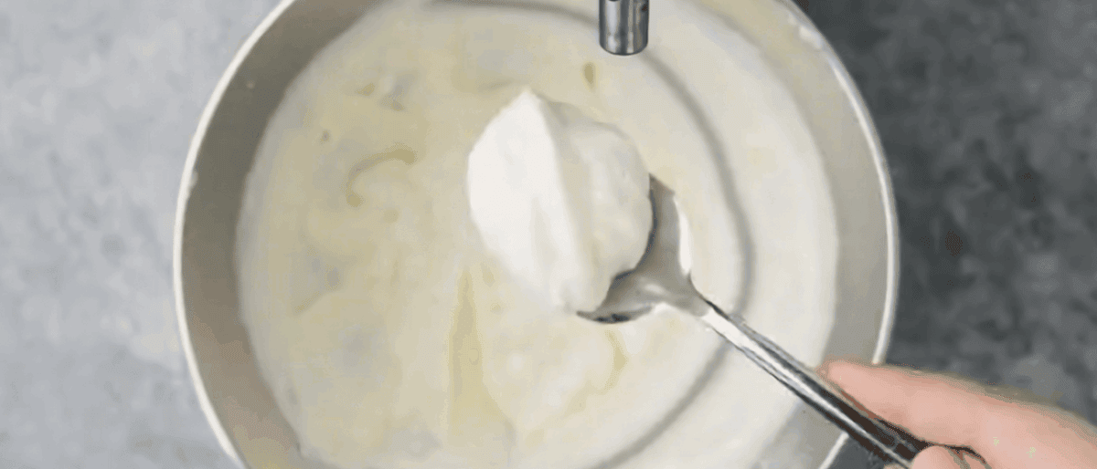 Preparing the cream cheese layer.