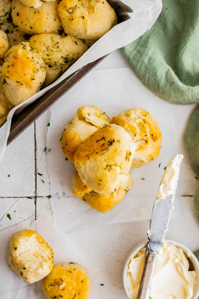 garlic rolls with butter