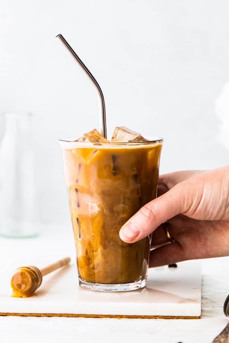 https://www.thecookierookie.com/wp-content/uploads/2021/08/iced-honey-almondmilk-flat-white-recipe-5-800x1200.jpg