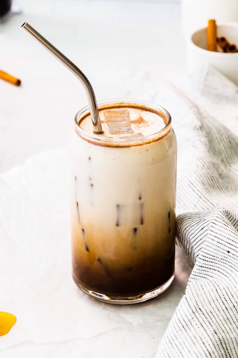 https://www.thecookierookie.com/wp-content/uploads/2021/08/iced-honey-cinnamon-latte-recipe-6-800x1200.jpg