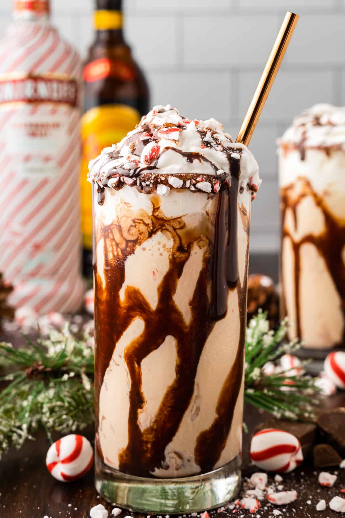 peppermint mudslide in glass with gold straw.