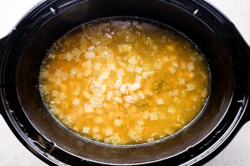 how to make crockpot white chicken chili