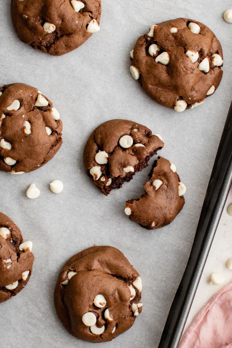 visão aérea de um biscoito de mistura de bolo de chocolate quebrado ao meio em uma assadeira.