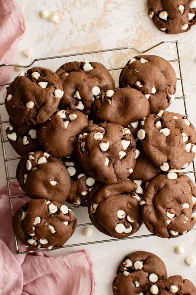 visão aérea de biscoitos de mistura de bolo de chocolate em um rack de resfriamento.