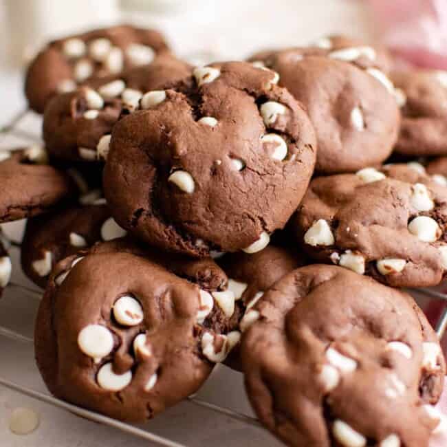 destaque biscoitos de mistura de bolo de chocolate.