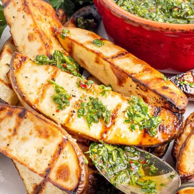 destaque fatias de batata grelhada com chimichurri.