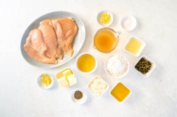 Visão aérea dos ingredientes para piccata de frango.