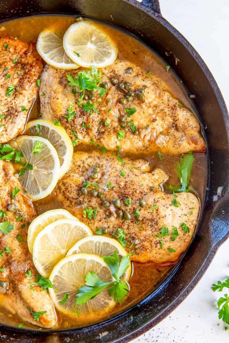 Feche de piccata de frango em uma frigideira.