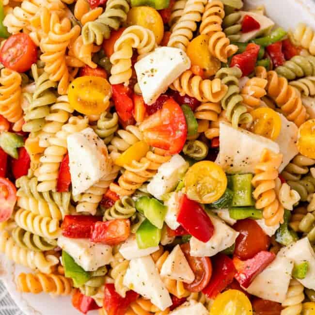 destaque salada de macarrão tricolor.