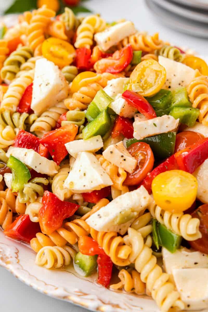 salada de macarrão tricolor em uma tigela branca.