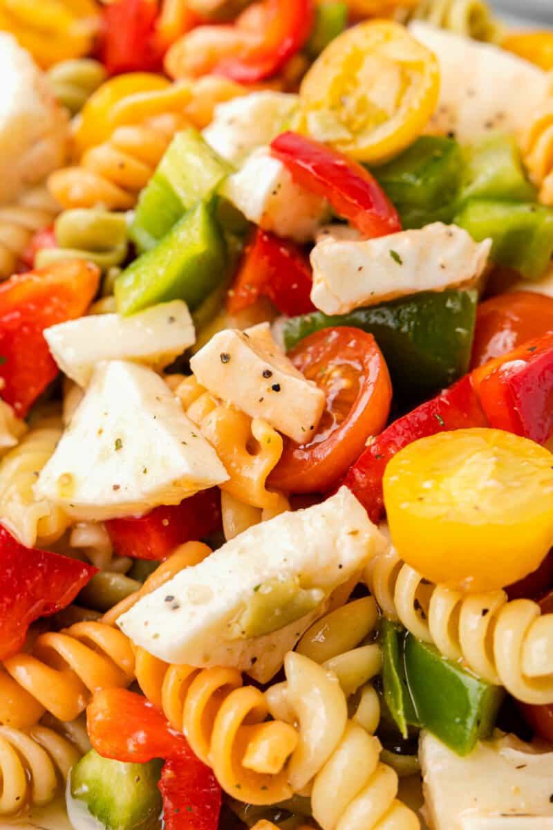 close-up de salada de macarrão tricolor.