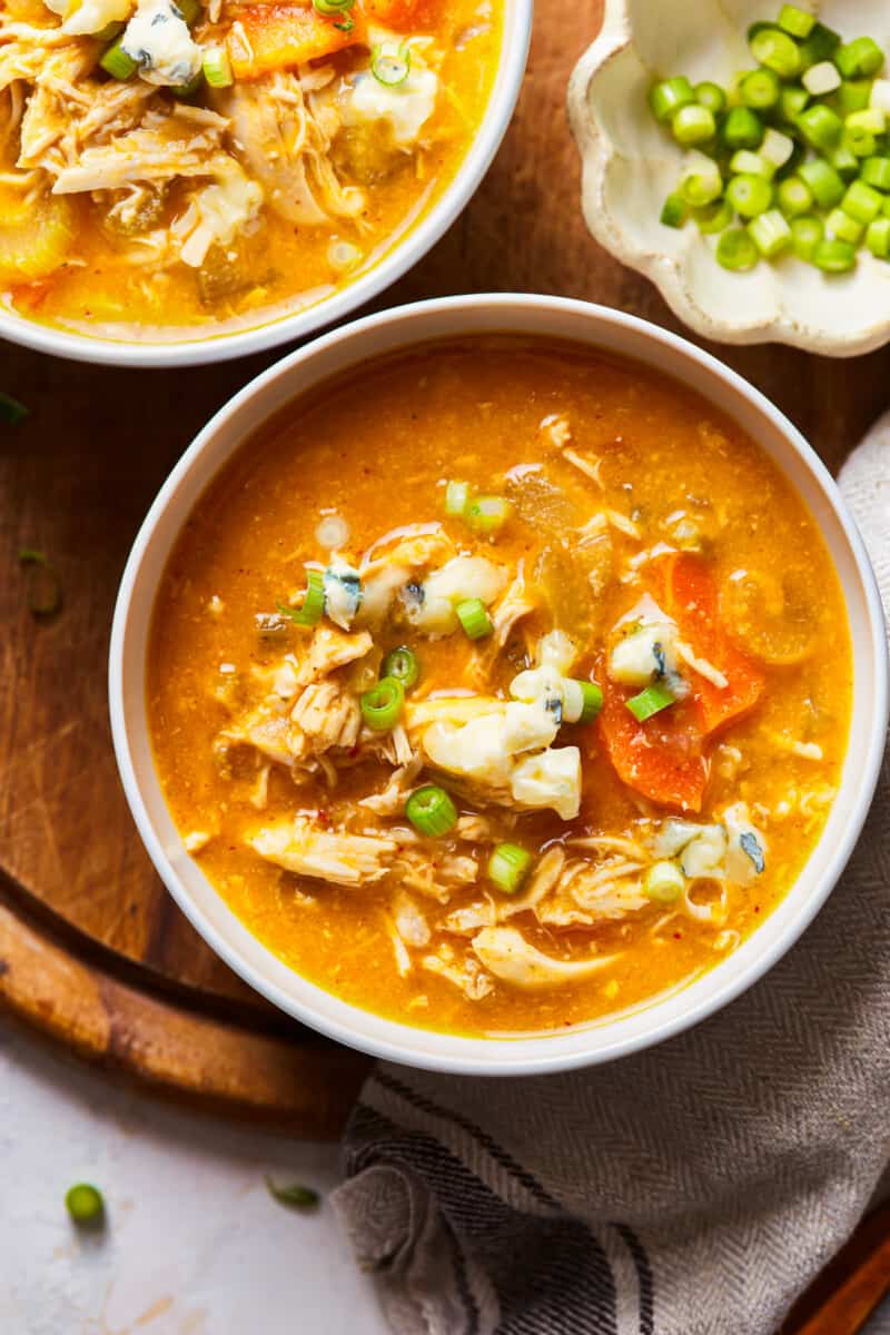 tigelas de sopa de frango de búfalo em uma mesa