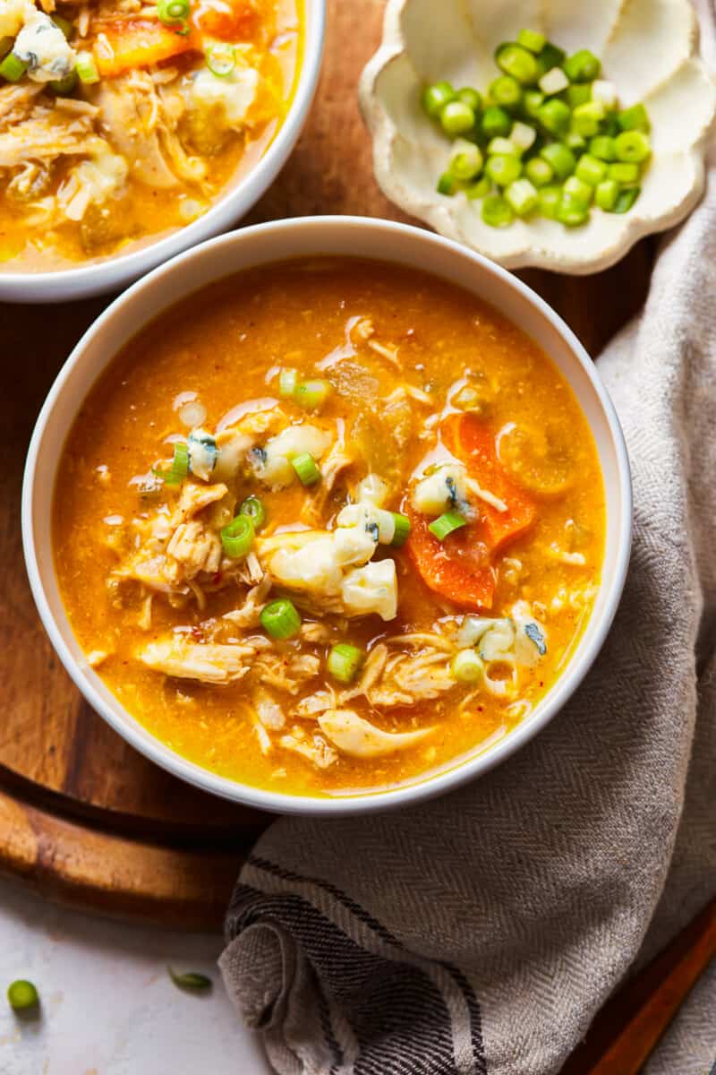 sopa de frango de búfalo em uma tigela