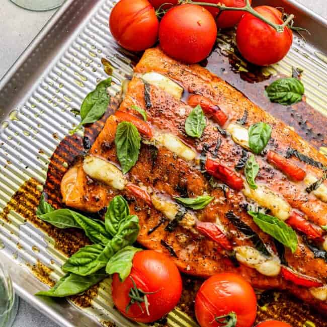 salmão recheado e tomate em uma assadeira