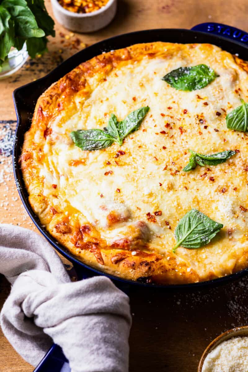 https://www.thecookierookie.com/wp-content/uploads/2022/05/skillet-pizza-recipe-3-800x1200.jpg