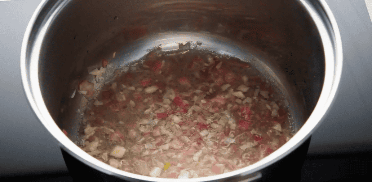 Garlic and shallots in a pot with white wine vinegar.