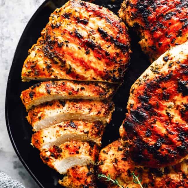 petto di pollo alla griglia marinato con erbe aromatiche all'aglio