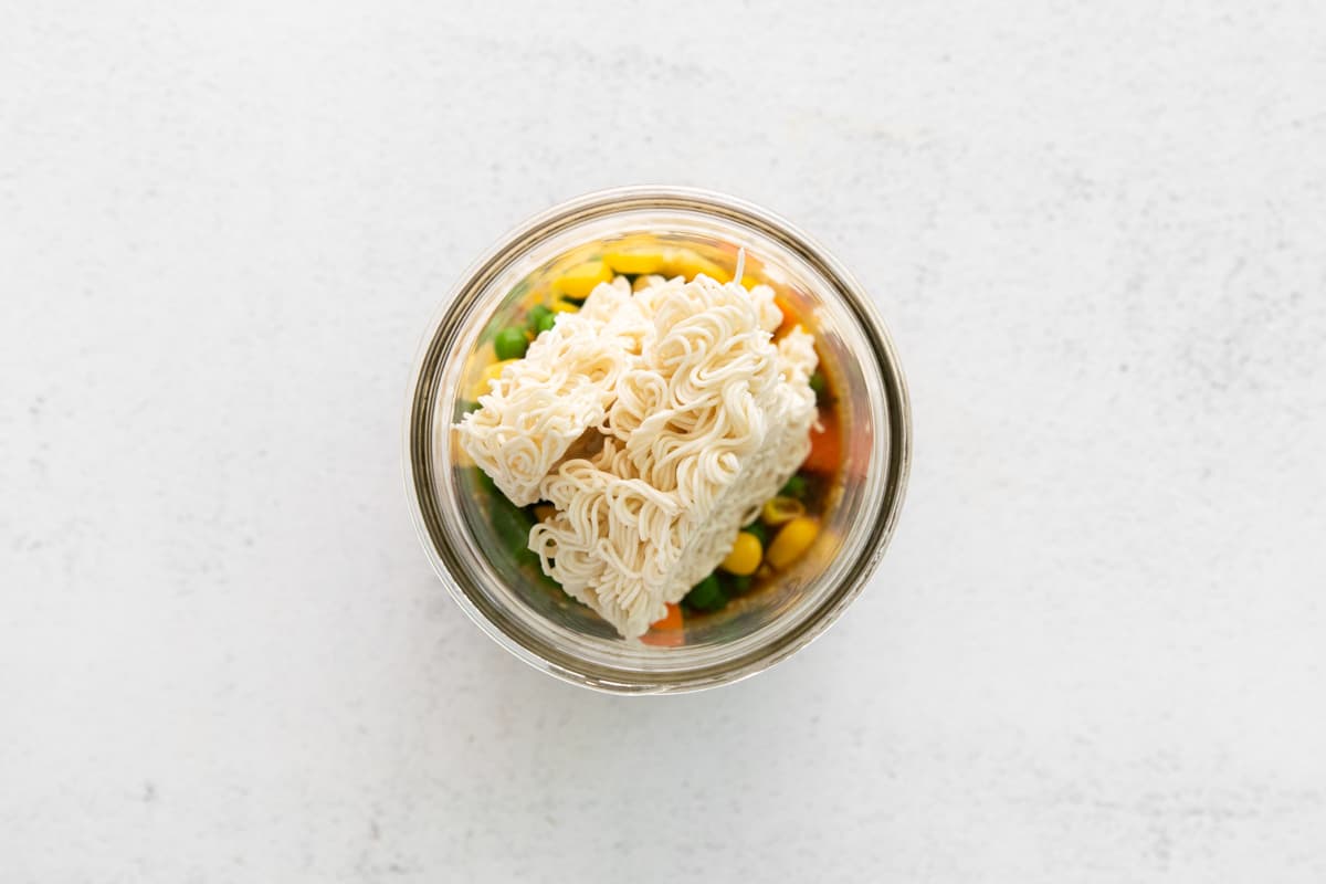 instant ramen noodles and veggies in a mason jar