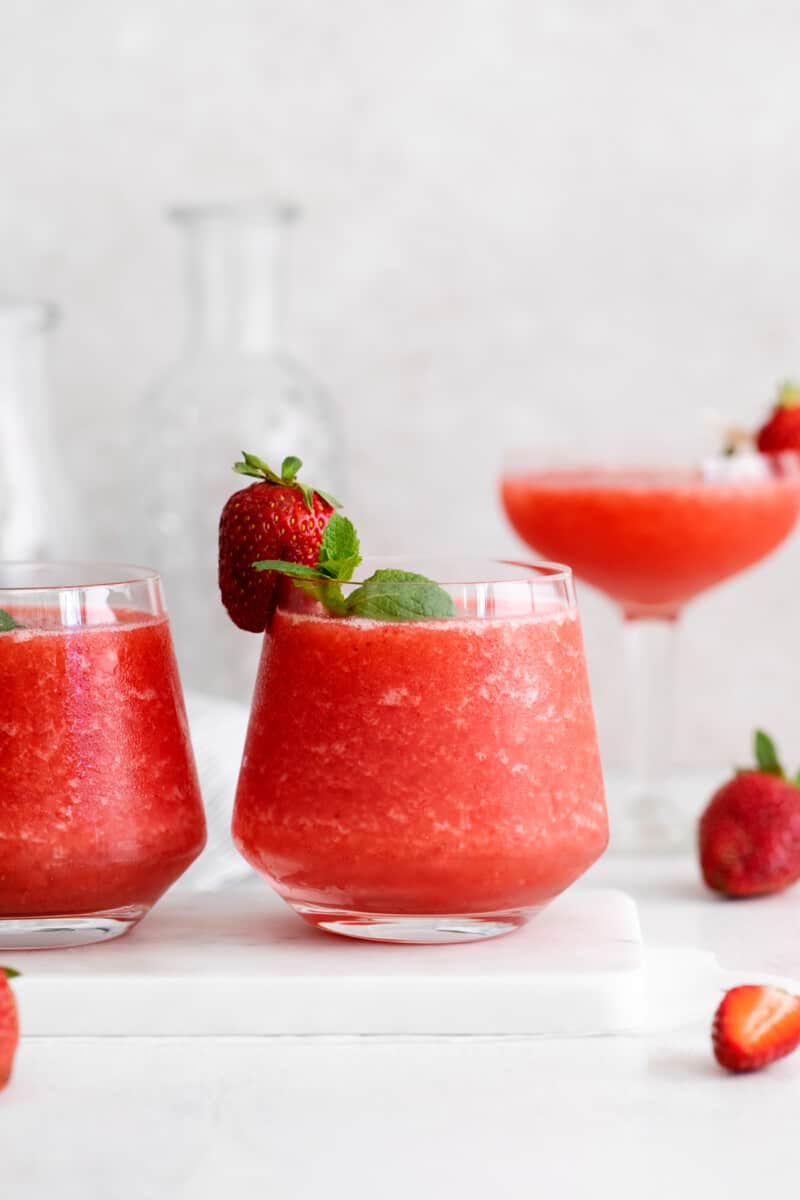 fryst jordgubbsrosé i glas