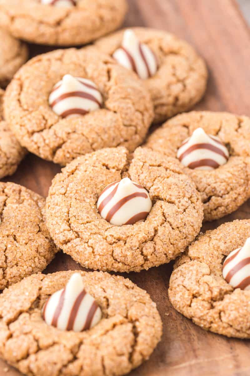 close up on a plate of gingerbread kiss cookies