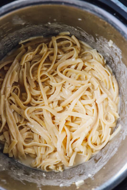 fettuccine covered I Alfredo sauce, in an instant pot