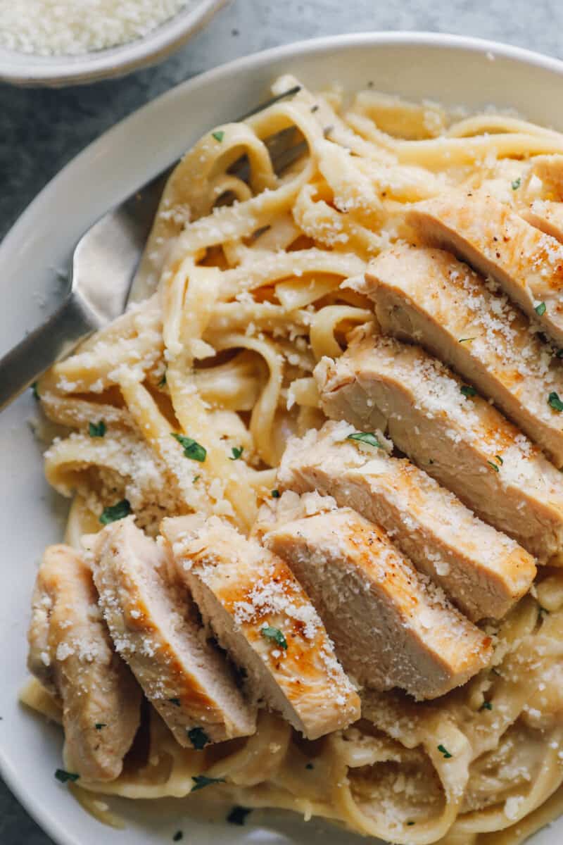 close up on a plate of instant pot chicken Alfredo