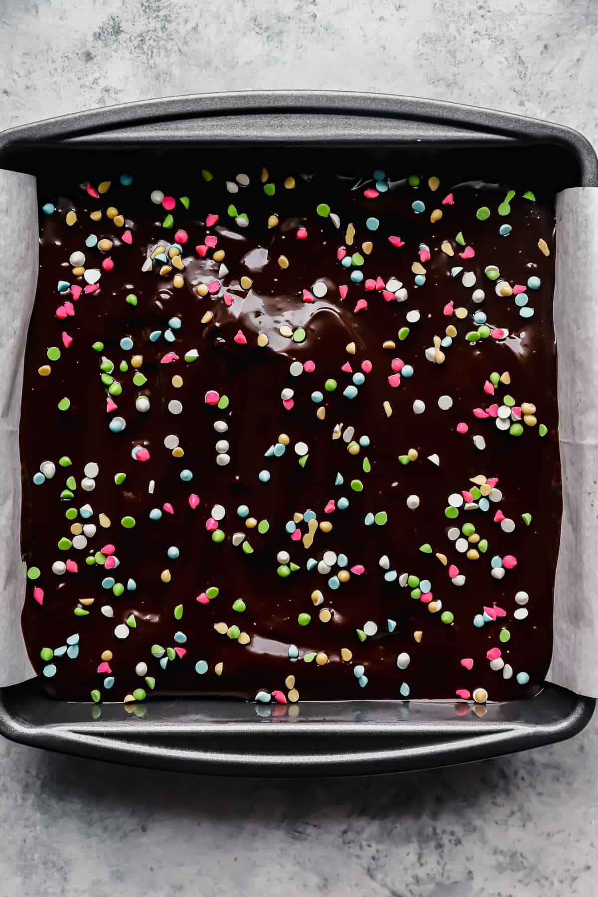 brownies cosmici in una teglia foderata di pergamena.