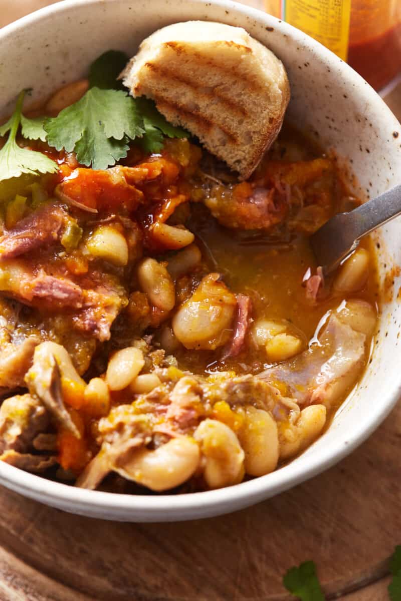 primo piano su zuppa di prosciutto e fagioli