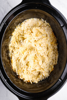 patate hashbrown di formaggio crockpot crude in un crockpot.