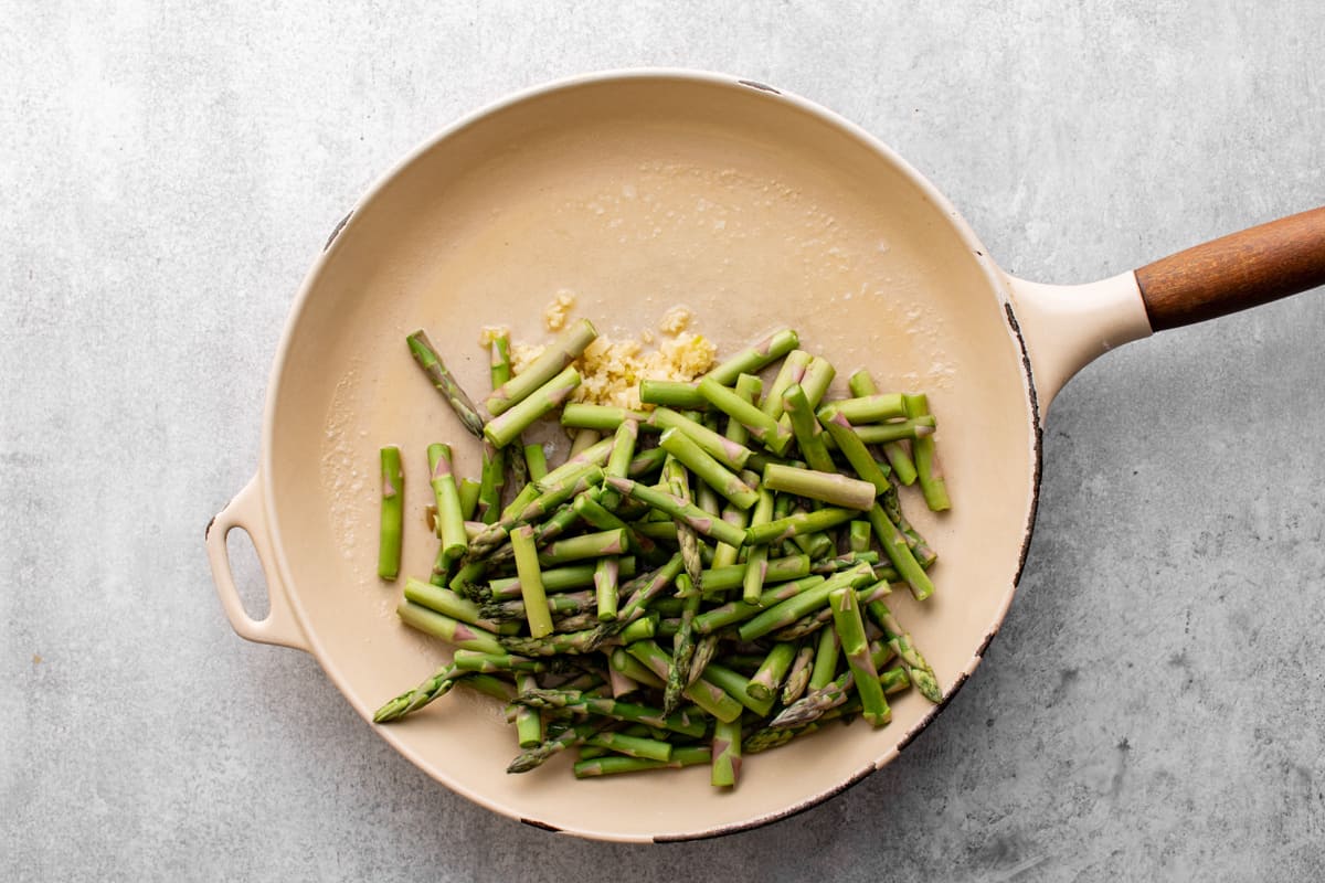 Cut asparagus in a skillet with garlic. - 6
