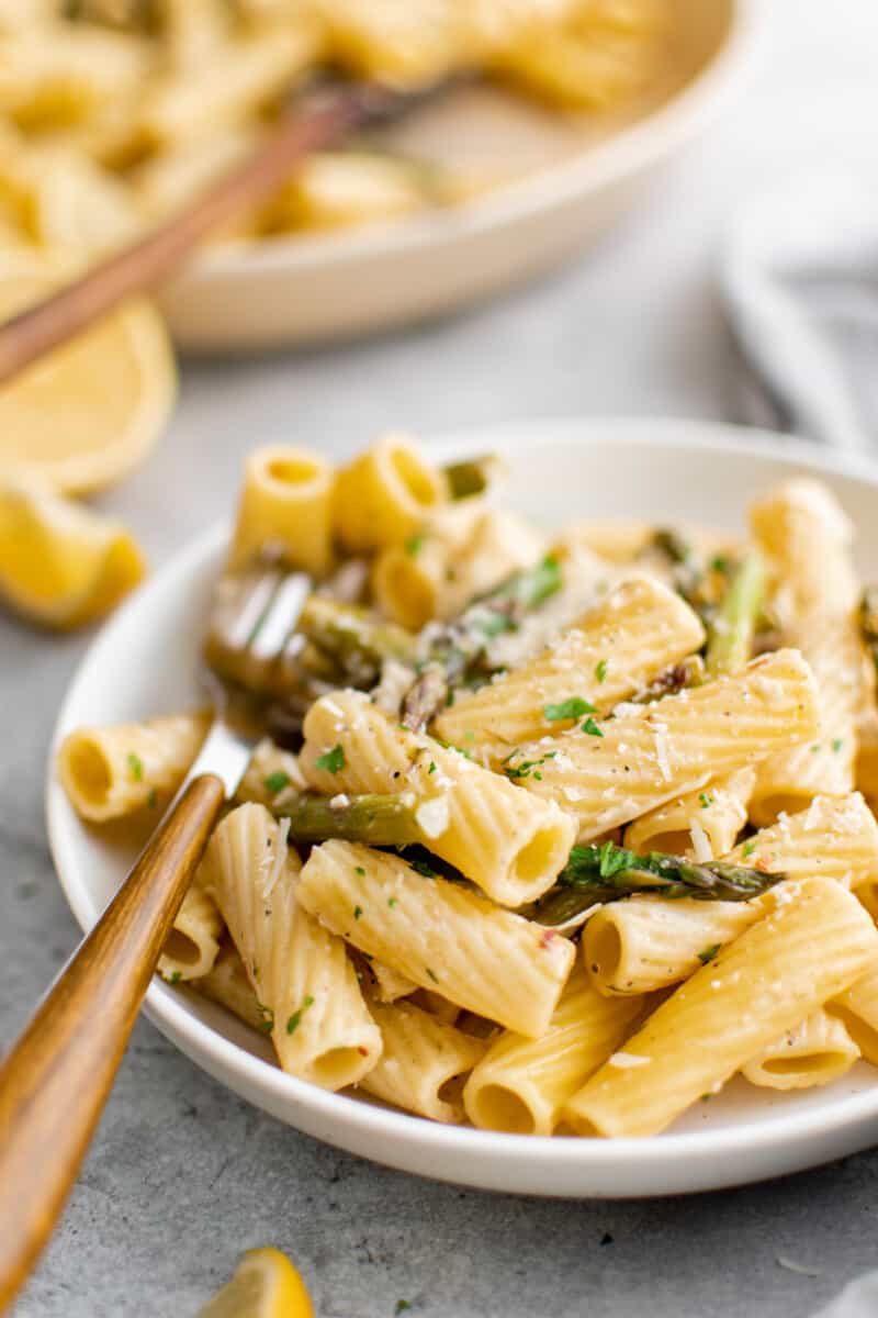close up on a bowl of lemon asparagus pasta