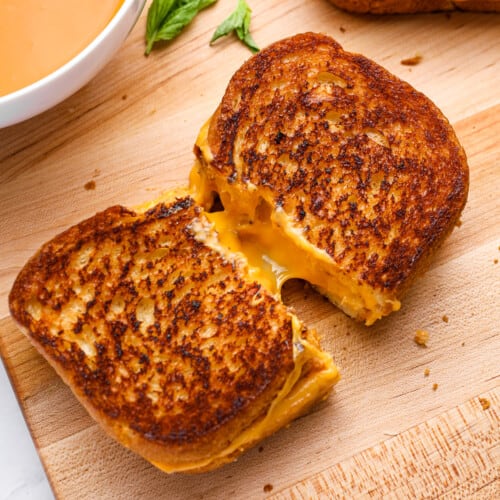 https://www.thecookierookie.com/wp-content/uploads/2022/12/featured-grilled-cheese-recipe-500x500.jpg