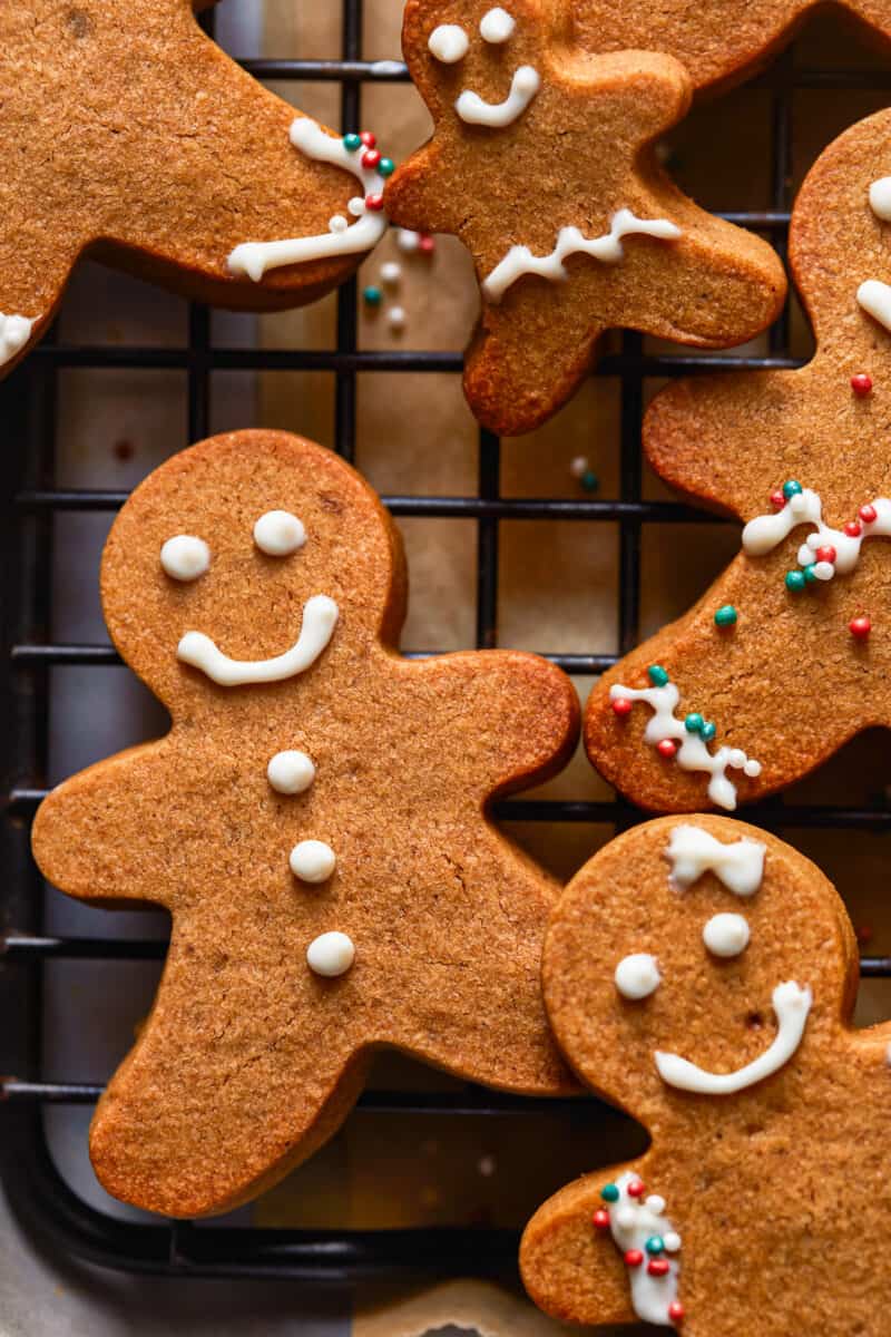 gingerbread men cookies on cooling rack