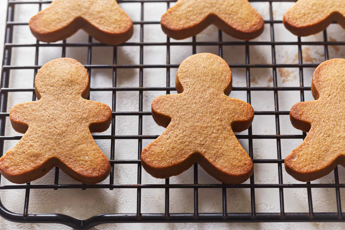 Gingerbread Men Cookies – Like Mother, Like Daughter