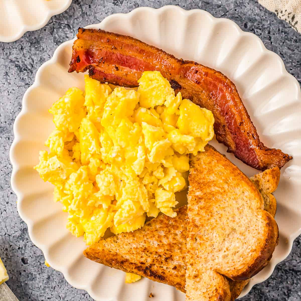 https://www.thecookierookie.com/wp-content/uploads/2023/02/featured-how-to-make-scrambled-eggs.jpg